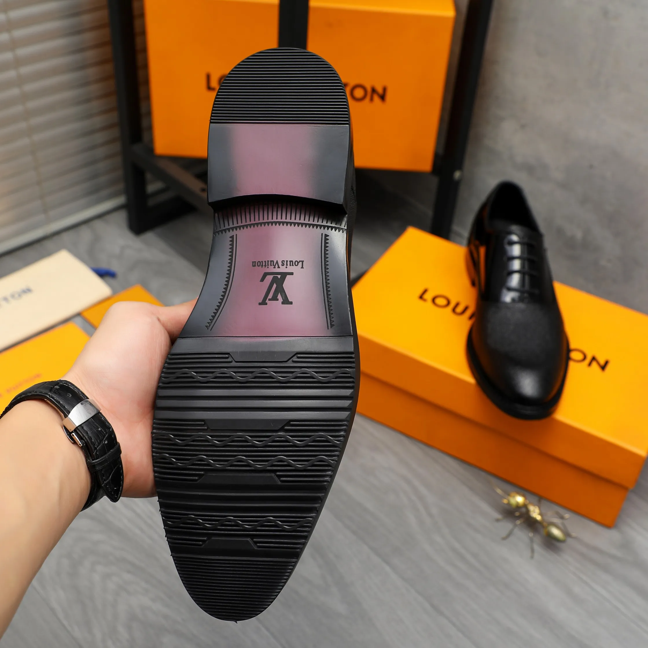Men's men's shoes 💰p460 Product trademark: LV (Louis Vuitton) business lace-up formal leather shoes. Regular size: 39-44 (38.45 custom-made, non-returnable) Product materials: Selected grained cowhide stitching pearlized cowhide upper, cowhide lining, original rubber outsole